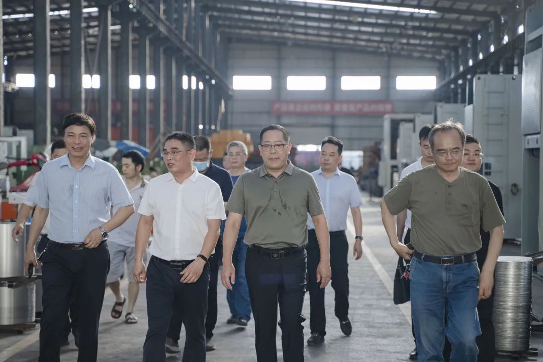 衡東縣縣委副書(shū)記、縣長(zhǎng)對(duì)朝陽(yáng)集團(tuán)自動(dòng)化生產(chǎn)線(xiàn)進(jìn)行視察